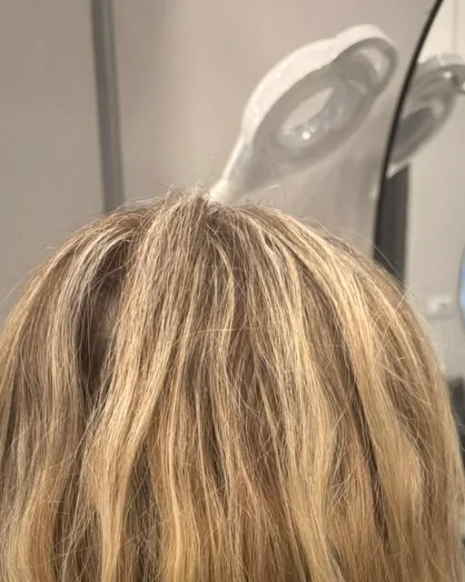 Cambio de color a rubio con mechas, visto desde atrás