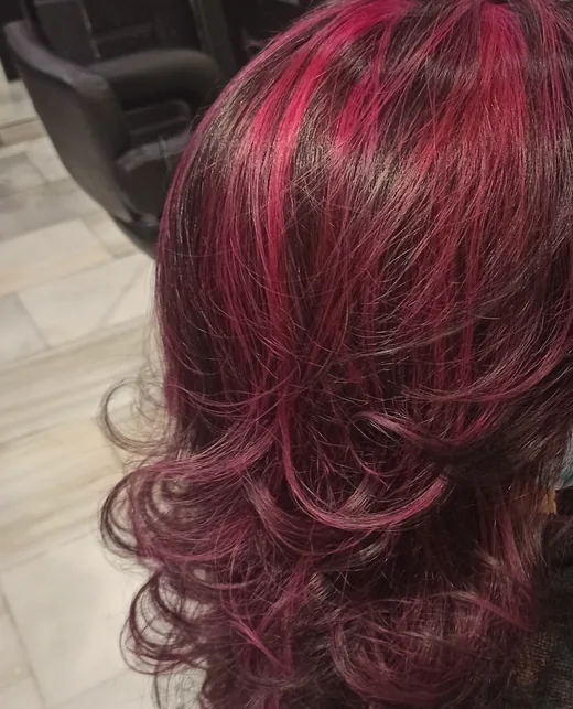 Melena con reflejos en magenta y ondas