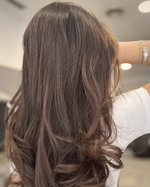 Melena larga castaña con ondas marcadas