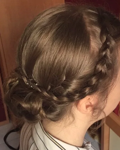 Recogido bajo con trenza lateral