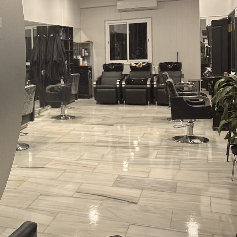 El salón de La Pelu por dentro, con los lavacabezas y los sillones de corte